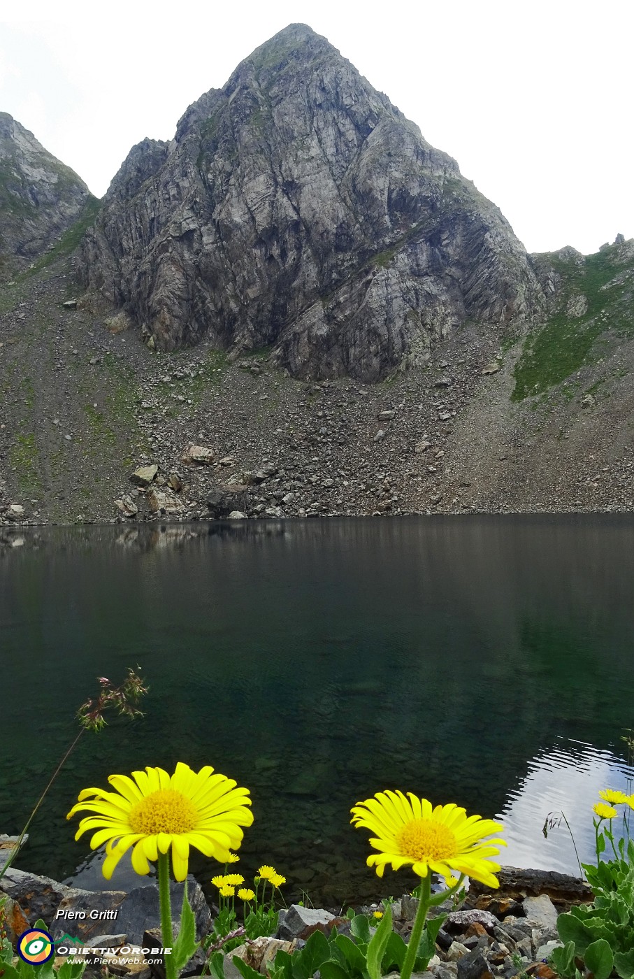 55 Lago Rotondo (2256 m) con Pizzo di Trona 2510 m).JPG -                                